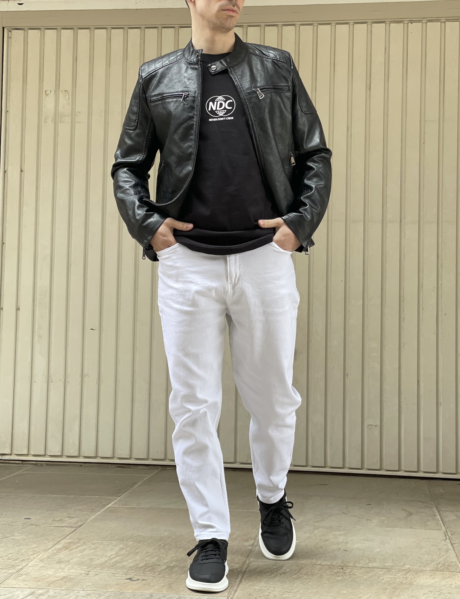 Ανδρικό μαύρο μπουφάν δερματίνη με ραφές στους ώμους και μάο γιακά 9801 φωτογραφία